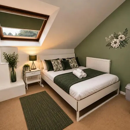 F15Gh - Stylish Home With Garden And Parking